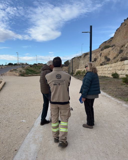 ¡Hola, vecinos! Esta mañana, hemos visitado el barrio con los técnicos de zonas verdes y parques de @alicanteayto para que nos actualizaran sobre los trabajos que están realizando y coordinar la actividad que realizaremos conjuntamente para el día del árbol 🌴

1. ¿Qué trabajos se están haciendo? ✂️ - Tras DOS AÑOS de espera, se ha conseguido instalar el contador de agua que permitirá regar con riego por goteo la calle Sol Naciente. Se está podando, desbrozando, reparando y limpiando  y se plantarán nuevas plantas en los parterres de la calle Sol Naciente, abajo y arriba. Y se revisarán los parterres de Avda. Villajoyosa. 

2. Planificación DÍA del Árbol (21 de MARZO) 🌴- HEMOS CONSEGUIDO que la Generalitat nos aporte 30 PLANTAS GRATIS para que los vecinos podamos crear un evento de celebración del Día del Árbol. Junto con los técnicos, hemos acordado en qué puntos de la Vía Verde sería conveniente plantar cada una de las especies, que son varias!. 
Ellos nos ayudarán a realizar los agujeros para ese día, y posiblemente a instalar riego si fuera posible. Además podréis traer si queréis alguna planta vuestra y añadirla a las oficiales! Plantitas como aloe vera, tomillo, romero, etc... serán suuuuper bienvenidas! RESÉRVATE LA FECHA ;)

Además, en breve colocarán carteles en todo el barrio de aviso sobre las multas por abandonar las defecaciones de las mascotas, que ESTAMOS HARTOS DE VERLAS ABANDONADAS. 
¡El barrio no es un váter! No lo trates como tal. 

Un abrazo! 🤍💙

@radioalicante  @12tv_alicante @uniralacant 
Alicante Plaza  @ondaceroalicante  @ppalicanteciudad @psoe_ayuntamiento_alicante @compromisalacant  @informacion.es  @eualacant  @vox.alicante.capital