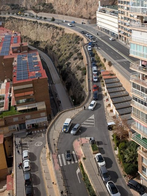 🚨Aviso a circulantes🚨 Acceso a primera línea controlado por la Policía local de Barrio. Via litoral con agua y piedras que están sacando las olas.